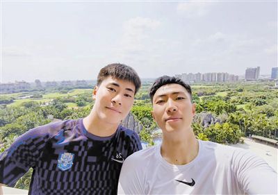 电影《过春天》全国路演正在进行中，导演白雪携主创黄尧、孙阳等人现身东莞参加路演，与观众畅聊电影背后的故事